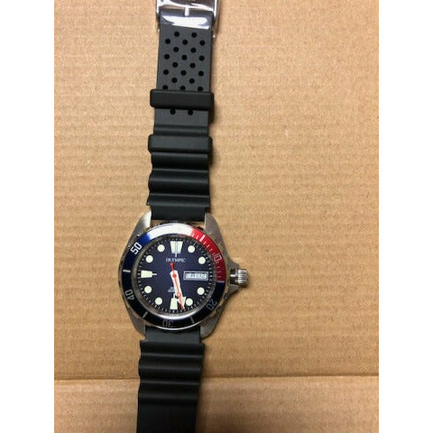 200m Divers Steel Watch - Black-Green - Red